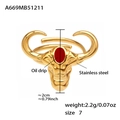 Makro-Detail des Bullenkopf-Edelstahlrings mit rotem Emaille-Akzent und Gold-Finish - US 7 / Gold Stierkopf Rot Emaille (A669)