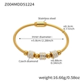 Detalle de pulsera de cadena de serpiente bañada en oro de 18k con tres cilindros de circona - Estilo Cadena de Serpiente con Colgante de Cilindro (Z004-Pulsera Dorada) / Dorado