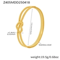 Dettaglio del bracciale a cuore in oro 18k con dimensioni 6,1 cm di diametro e 1,4 cm di larghezza - Bracciale Rigido Con Fibbia A Cuore Doppia Linea Color Acciaio (Z405) / Oro