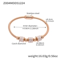 Detalle macro de pulsera de cadena de serpiente en oro rosa con dijes de diamantes - Estilo Cadena de Serpiente con Colgante de Cilindro (Z004-Pulsera Oro Rosa) / Rosa oro