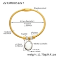 Details des goldfarbenen Edelstahlarmbands mit Kristallanhänger und Maßangaben auf Weiß - Goldfarbener Armreif (Z273)