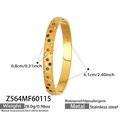 Details eines 18k vergoldeten Edelstahlarmreifs mit Sechskant-Mustern und bunten Zirkonia - Gold Armreif (Z564)