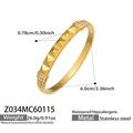 Detalle de brazalete de acero inoxidable chapado en oro 18k con tachuelas y circonitas - Estilo de Tachuelas Piramidales (Z034) / Dorado