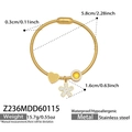 Dettaglio di un bracciale in acciaio placcato oro 18k con ciondoli a cuore, fiore e gemma - Stile a Triplo Ciondolo (Z236-Oro Bracciale)