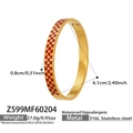 Detalle del brazalete dorado de acero 316L con diseño de cuadros en esmalte rojo y medidas - Estilo Cuadros Rojos (Z599)