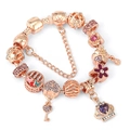 Détails du bracelet à breloques en or rose avec cœur, couronne et strass roses - Style 11 (Or rose-Fleur violette clé)