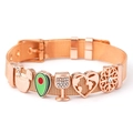 Bracelet en maille or rose avec breloques avocat et cœur sur fond blanc pur - Or rose