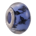 Détail macro de perle en résine bleue avec motif papillon et noyau en argent S925 pour bijoux - Bleu