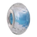 Détail d'une perle en résine facettée bleu clair avec centre en métal argenté - Spécification Normale / Bleu lac