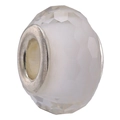 Gros plan d'une perle blanche facettée en résine avec noyau argenté pour bracelet - Spécification Normale / Blanc