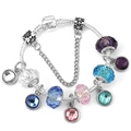 Details des silbernen Schlangenarmbands mit bunten Glasperlen und Blumenanhängern - 21cm / Silber