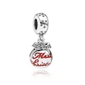 Dettaglio di un ciondolo natalizio in argento con smalto bianco e scritta Merry Christmas - Stile Palla di Natale Auguri (#3)