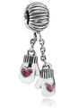 Vista dettagliata di ciondoli a muffola in argento con cuori glitter rosa per bracciale - Stile Guanti Rosa (#4)