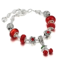 Dettaglio macro del bracciale natalizio con perline rosse e ciondolo a ciliegia su catena - Stile Ciliegia Rossa e Cuore (手链#4) / 16cm / Argento