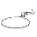 Detalle de una pulsera ajustable plateada con una piedra preciosa central verde claro - Estilo Halo Redondo con Cordón / Ajustable / Verde