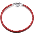Detail eines roten Lederarmbands mit poliertem Silber-Fassverschluss im Close-up - Einfache Rote Schnur (13)