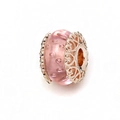 Detalle de cuenta de vidrio rosa con tapas de metal en forma de corazón de oro rosa - Rosa Oro Rosa