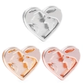 Makroaufnahme von Herz-Charms mit Weltkarten-Motiv in Silber und Roségold - A14