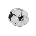 Primer plano de dije floral plateado con esmalte blanco para pulseras artesanales - Flor: Esmalte Blanco