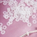 Primer plano del anillo de tope de silicona para cadena de serpiente y accesorios DIY - Anillos de Tope de Goma Antideslizantes / Paquete de 100