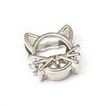 Vue détaillée du breloque chat argenté au design creux pour bracelets en maille et bijoux - Argent