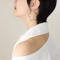 Pendientes de aro con estrella de pentagrama en plata para mujer vistos en modelo - Grande / Color acero