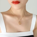 Elegante Goldhalskette mit Buchstaben-E-Anhänger und buntem Zirkonia-Halo für Damen - Buchstabe E