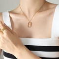 Elegante goldene Kette mit Buchstabe D und bunten Zirkonia von Modell getragen - Buchstabe D