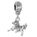 Detalle de un dije de caballo en plata antigua con grabados tradicionales de estilo chino - Colgante de Caballo Plateado Retro (013)