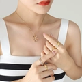 Elegante Goldkette mit buntem Zirkonia-Buchstaben J Anhänger und passendem Ring-Set - Buchstabe J