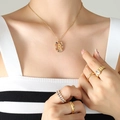 Elegantes Set aus goldener R-Halskette und bunten Zirkonringen für Damen mit Stil - Buchstabe R