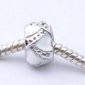 Silber-weiße Emaille-Charm-Perle mit Punktmuster auf einer Schlangenkette - Weiß