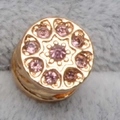 Charm circulaire en or rose avec motif floral symétrique en zircon rose incrusté - Or Rose Pierre Rose (18)