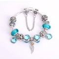 Bracciale con ciondoli in cristallo blu con catena a serpente e piuma d'ala d'angelo - Blu / 16cm