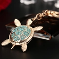 Goldener Schildkröte-Schlüsselanhänger mit blauen Kristallen auf braunem Kristall - Goldene Schildkröte Himmelblau Strass (#1)