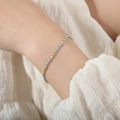 Pulsera delicada de acero de titanio con cuentas de esmalte pastel de colores en la muñeca - Pulsera Multicolor / Color acero