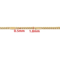 Vue macro détaillée d'une chaîne de bijoux DIY en acier doré de 0.5mm et 1.8mm - Chaîne Gourmette Plaqué Or 18K sous Vide avec Plaque Plate