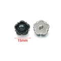 15mm schwarzer Emaille-Blumenknopf mit silbernen Blütenblättern und Metall-Ösenboden - Kleiner Blumenstil / Silber Schwarz
