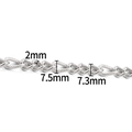 Macro detail van zilveren roestvrijstalen schakelketting met 2mm dikte en afmetingen - 3 Tot 1 Schakelketting Getextureerd / 7.5mm / Staalkleur
