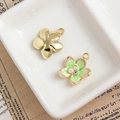 Blumen-Anhänger aus Legierung mit grünem Emaille und Perlen für Halsketten und Armbänder - Grün-Weißer Farbverlauf Blume mit Perle Strass (10#)