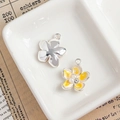 Blumenanhänger-Set mit gelber Emaille, Perle und Kristalldetails für DIY-Schmuck - Gelb-Weiße Silberne Basis Blume mit Perle Strass (14#)