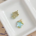 Ciondolo a stella in lega dorata con resina azzurra e dettaglio in strass scintillante - Stella Goccia d'Olio Blu Chiaro (25#)
