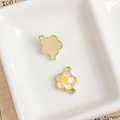 DIY Blumenanhänger mit weißen Blüten, gelber Mitte und kleinem Strass in Goldoptik - Weiß-Gelbe Blume mit Strass (27#)