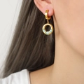 Gouden oorbel met blauwe emaille evil eye hanger gedragen door een model - Ronde Ring Stijl (F282-A)