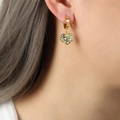 Gouden hartvormige oorbellen met blauw emaille op model voor een stijlvolle uitstraling - Ronde Hart Stijl (F282-B)