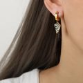 Vergulde oorring met blauw en wit geëmailleerd spiraalvormig hartje voor dames - Scherpe Hart Stijl (F282-C)