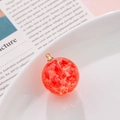 Pendentif sphérique en résine avec pétales de fleurs rouges et crochet doré - Boule de Pétales Rouges (27#)