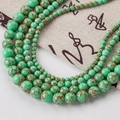 Cuentas de turquesa verde vibrante con vetas naturales marrones para crear joyería - Turquesa Línea Dorada-141 / 12mm (30 Unidades)