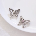 Detailansicht der silbernen Schmetterling-Ohrringe mit rosa Zirkon auf Keramikteller - Einzelpreis / Silber mit rosa Strass (5#)