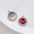 Runder Anhänger aus Silberlegierung mit roter Emaille-Rose, Perlenrand und Rückseite - Silberton Perle Rote Rose